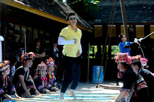 跑男挑战欢乐多 李晨遭遇邓超“推车”看世界