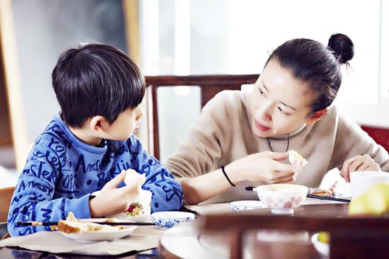 星妈育儿“靠演技” 董洁惹儿子顶顶发飙崩溃