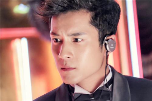 《初相见》首探班 韩东君现场遭“钢琴咚”突袭