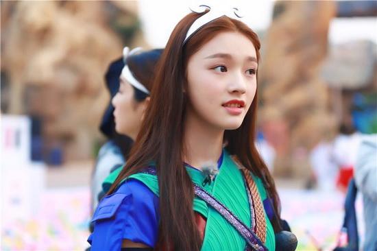 林允《全员》花式秀表情 与ELLA互动成看点