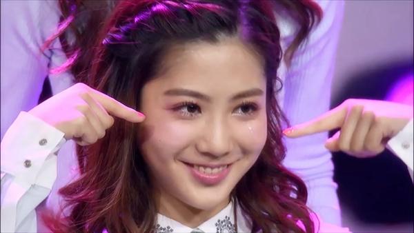 吴奇隆比微笑手势 “只要上台就要微笑表演”