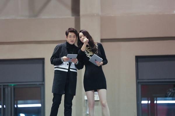 跨界女神苏红时尚穿搭玩转《蜜蜂少女队》