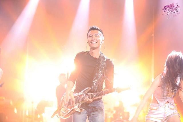 《蜜蜂》出道夜林志颖助阵 谢霆锋吉他摇滚开唱