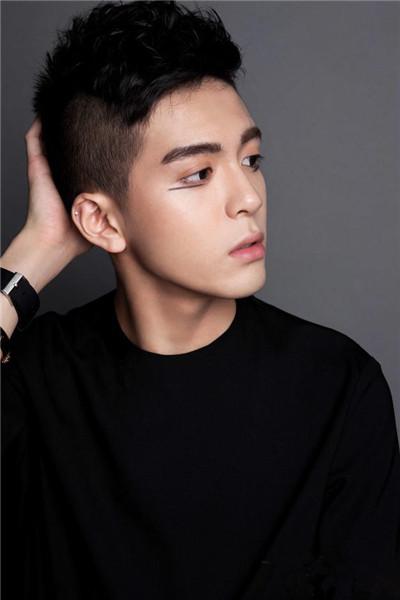 能让王嘉尔变成抖M属性的骚年竟然是他?