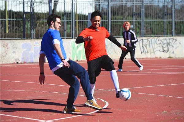 张智霖王岳伦沙溢西班牙踢足球 男人味十足