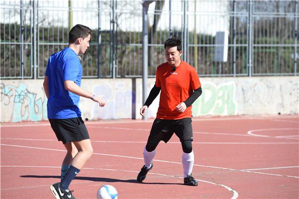 张智霖王岳伦沙溢西班牙踢足球 男人味十足