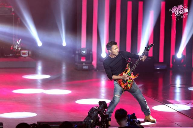 《蜜蜂》出道夜林志颖助阵 谢霆锋吉他摇滚开唱