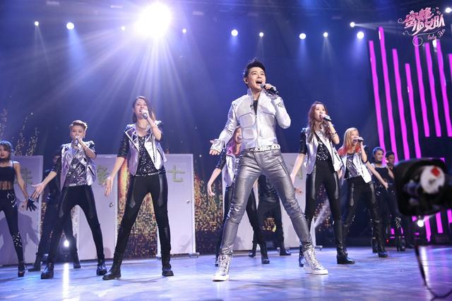 《蜜蜂》出道夜林志颖助阵 谢霆锋吉他摇滚开唱