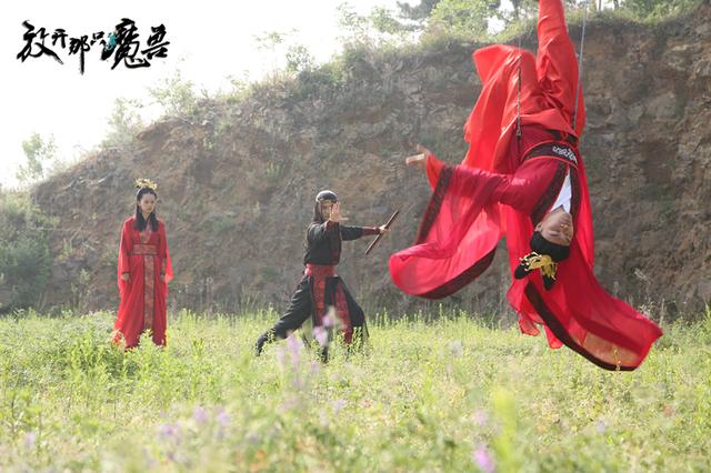 《放开那只魔兽》高空作业 王禛杨天正空中格斗