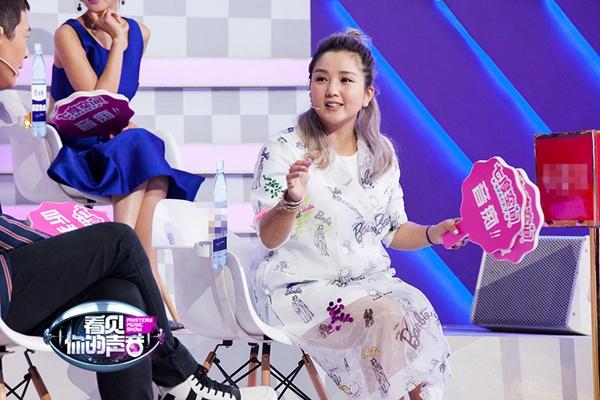 《看见你的声音》何洁产后首秀 变身护娃狂魔