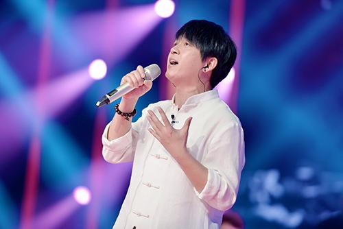 潘粤明变身麦霸 歌声撩妹被赞“像许巍”