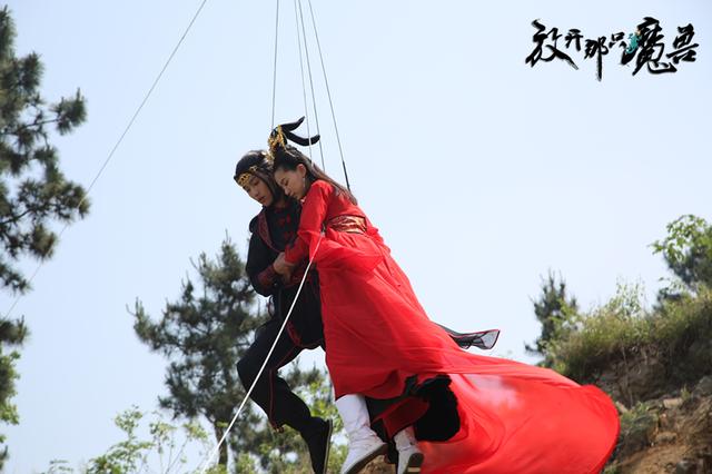 《放开那只魔兽》高空作业 王禛杨天正空中格斗