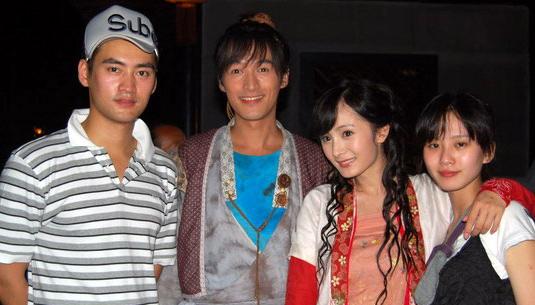 杨幂缺席袁弘张歆艺婚礼 晒伴手礼送祝福