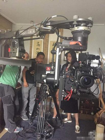 赵薇素颜工作被偷拍 大方晒照供大家学习