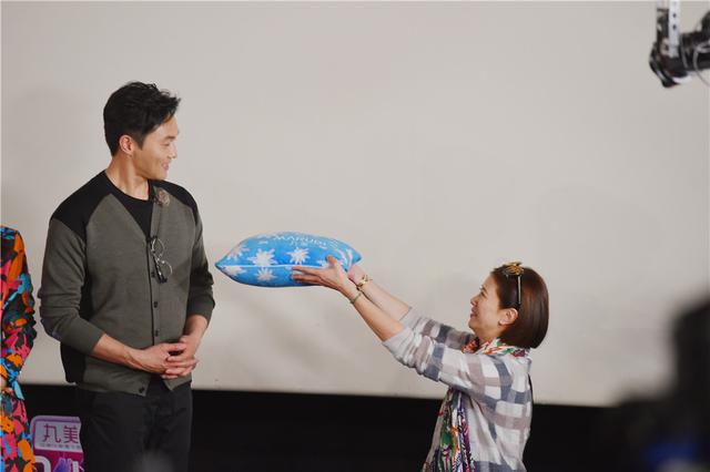 李湘自曝曾收9999朵玫瑰 胡可扮大象逗沙溢开心