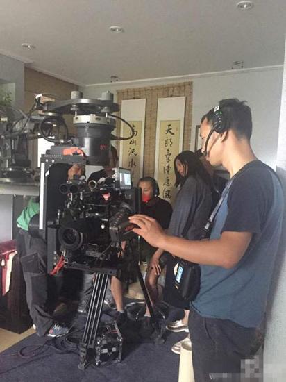 赵薇素颜工作被偷拍 大方晒照供大家学习