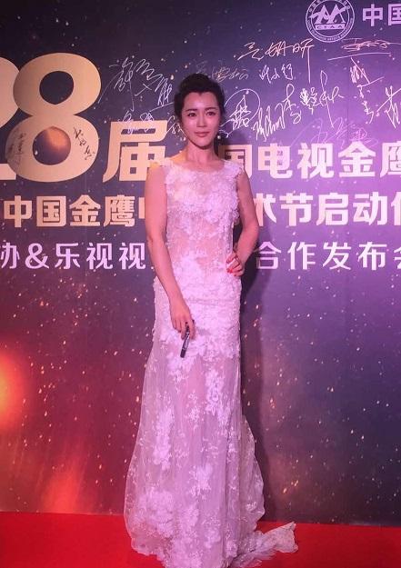 王艺禅优雅亮相金鹰奖启动仪式 展御姐魅力