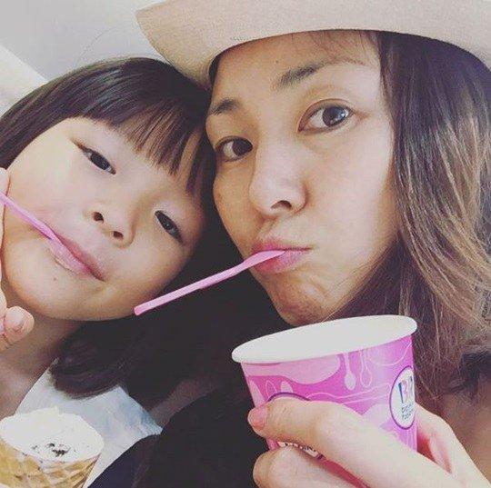 秋小爱与妈妈冰淇淋约会 小美女表情激萌