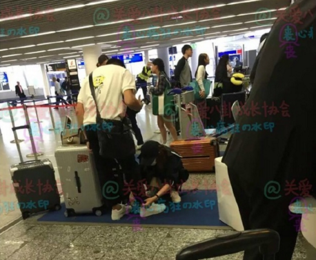 刘诗诗蹲地为吴奇隆卷裤腿 甜蜜都要溢出屏幕了