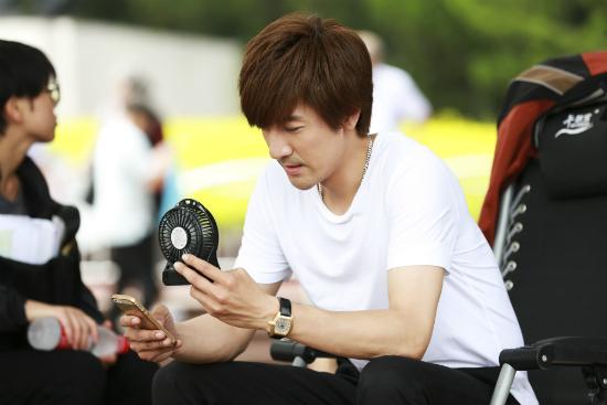 张鲁一《新海》杀青在即 励志男神终占商界鳌头