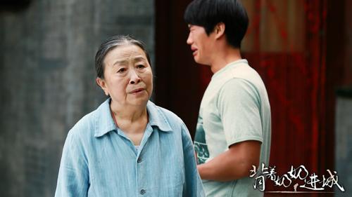 《背着奶奶进城》小人物发光  母爱主旋律受捧