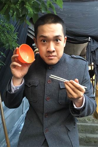 谍战剧《半步之遥》 张博宇拍戏不忘支持公益