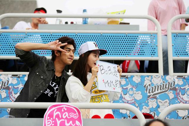 橙汁CP台北棒球场约会 穿越时光之旅大秀恩爱