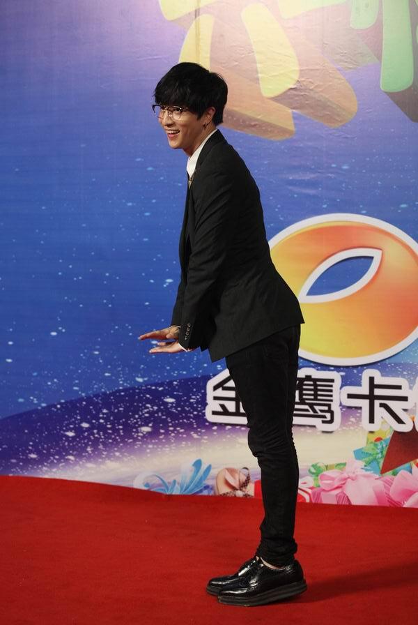 薛之谦提臀叉腰耍宝 自曝MV给自己加激情戏