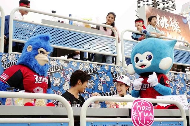 橙汁CP台北棒球场约会 穿越时光之旅大秀恩爱