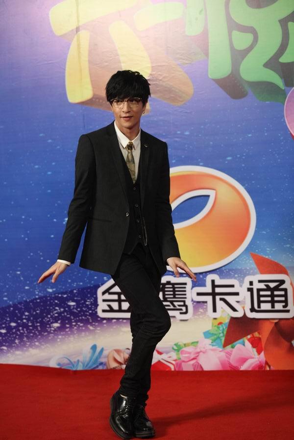 薛之谦提臀叉腰耍宝 自曝MV给自己加激情戏