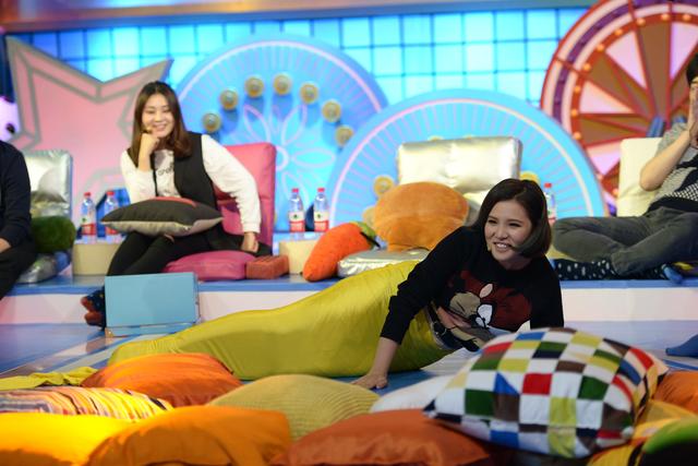 《四大名助》谢依霖穿鱼尾自爆太紧像没穿裤子