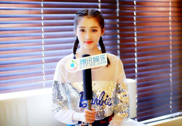 关晓彤:和张艺兴恋爱压力大 担心会被闺蜜拉黑