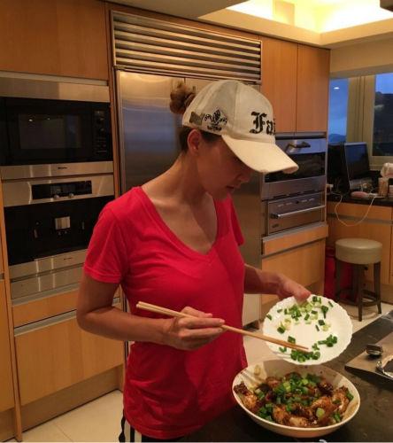 李玟素颜烤鸡翅 穿家居服仍难掩火辣身材