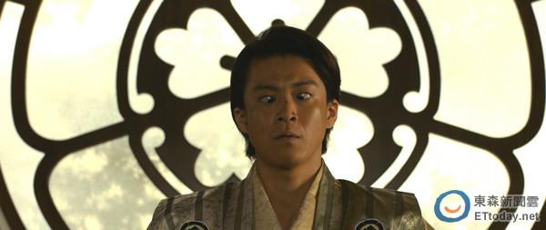 小栗旬请人画肖像看成果笑哭：跟我有仇吗？