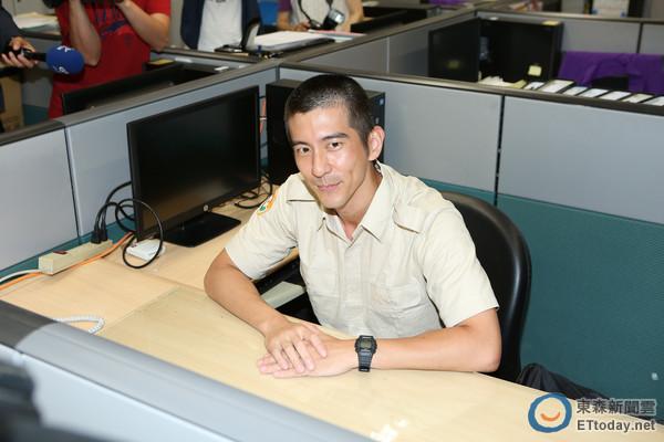 战友要贾静雯签名照害羞 修杰楷自动提供