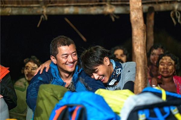 《我们的法则》黄子韬发声长大了 偶遇蟒蛇吓呆