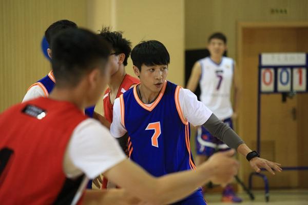 阮经天勇闯女生宿舍 放话95后:我生你都行