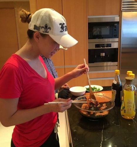 李玟素颜烤鸡翅 穿家居服仍难掩火辣身材