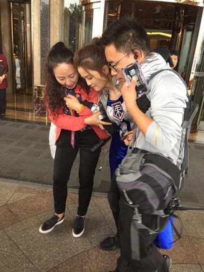 蔡卓妍录节目意外受伤 不慎从台阶上摔下