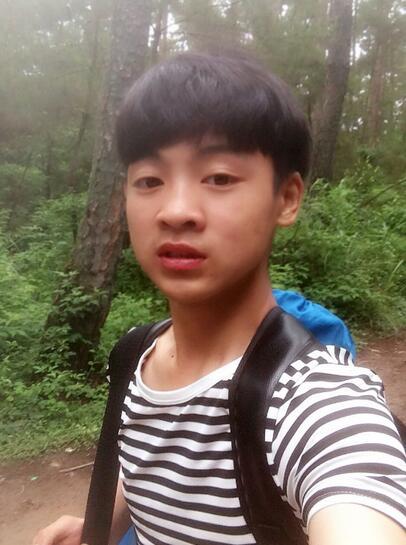 曹晓强进组拍《思美人》 条纹T恤自拍清新帅气