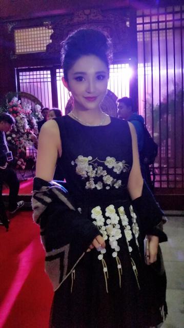 刘音双语主持《凤凰无双》发布会甜美可人