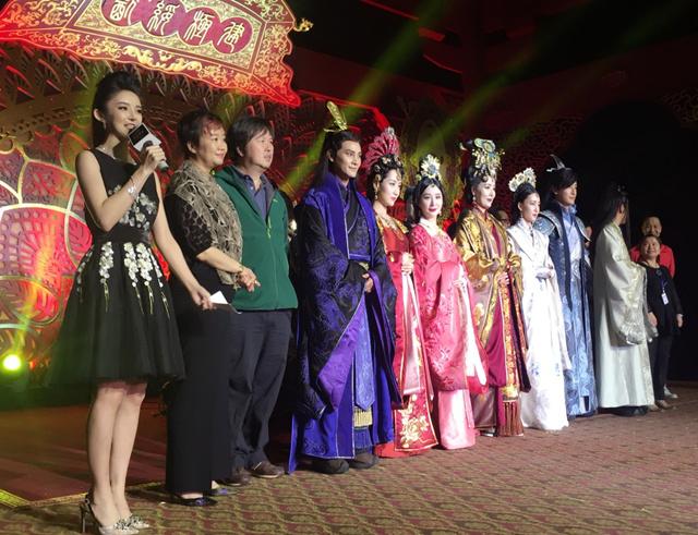 刘音双语主持《凤凰无双》发布会甜美可人