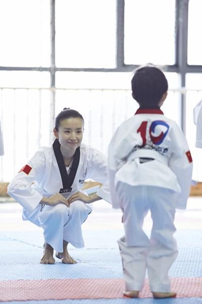 董洁《妈超》望顶顶成男子汉 亲自示范跆拳道