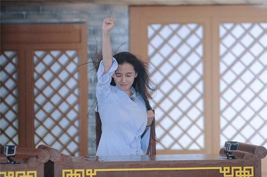 那英不计形象玩“遁地”李晨成“全民公敌”