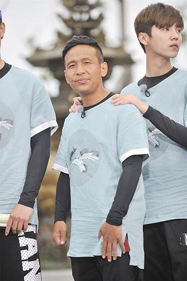 那英不计形象玩“遁地”李晨成“全民公敌”