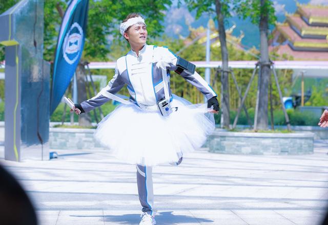 杜淳变身小天鹅！开普勒回归猎人画风突变