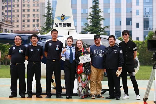 马境首演人民警察 霸气警花玩出新意思   