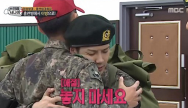 王嘉尔深情拥抱教官：“别放手，再多抱会儿” 