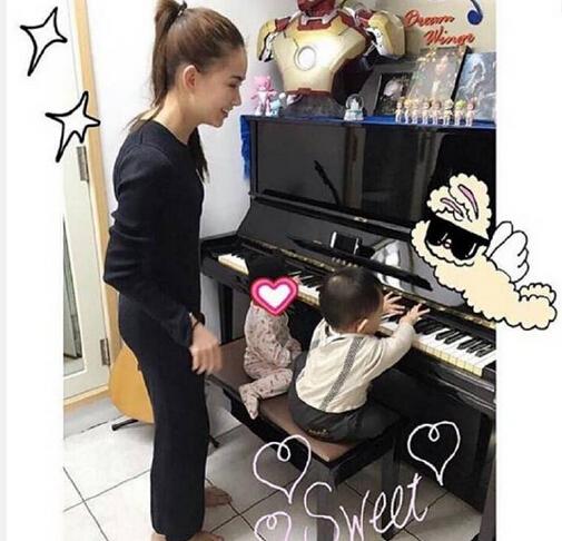 小周周开始玩钢琴，果然是继承了周董音乐细胞