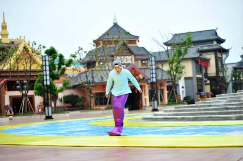 《奔跑吧兄弟》花样指定撕名牌 郑恺发力两连撕